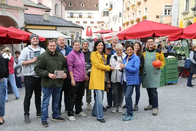Übergabe der neuen Broschüre zum 35-jährigen Jubiläum an die engagierten Produzentinnen und Produzenten des Haller Bauernmarkts. | Foto: Stadtmarketing Hall in Tirol/MeinBezirk Archiv