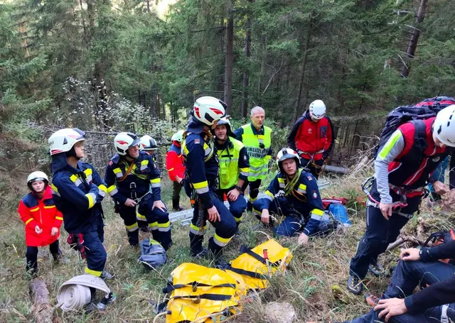 Die Kooperation unterschiedlicher Einsatzorganisationen ist ein unverzichtbarer Ausbildungsschwerpunkt, denn besonders in schwer zugänglichen Gebieten ist die Unterstützung der Bergrettung für die Feuerwehren von entscheidender Bedeutung. | Foto: BFV Leoben/Tomsits