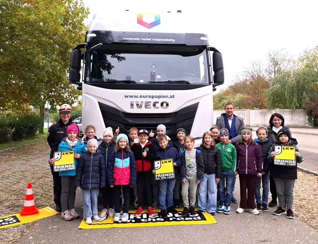 Gruppeninspektorin Natascha Pawle, Geschäftsführer Christian Küttner (Europapier Dienstleistungs-GmbH) und Klassenlehrerin Rita Falk mit Kindern der 3b. | Foto: Privat