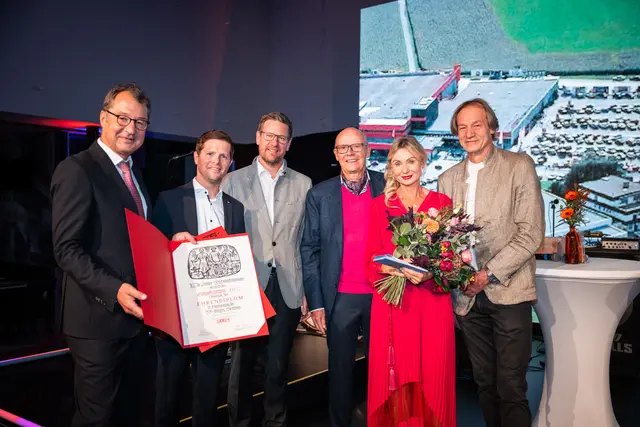 Martin Wetscher (l.) Dietmar Hernegger (r.) und Roman Eberharter (3. v.l.) überreichen im
Namen der Wirtschaftskammer Tirol ein Ehrendiplom an Hannes Hess. Mit im Bild: Florian
Prodinger und Moderatorin Barbara Kohla. | Foto: © David Johansson