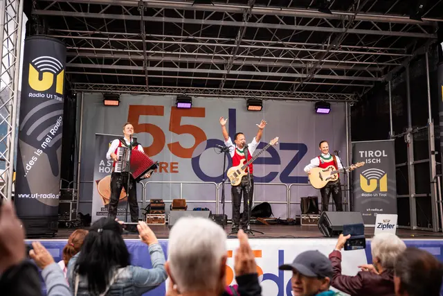 Gute Laune garantiert: Die Jungen Zillertaler begeisterten das Publikum beim U1
Frühschoppen im DEZ Innsbruck. | Foto: © David Johansson