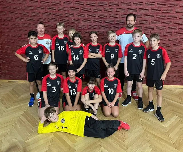 Kleine Kämpfer ganz groß: Die U11 des UHC Eisenstadt meistert ihr erstes Spiel in Wien.  | Foto: UHC Eisenstadt