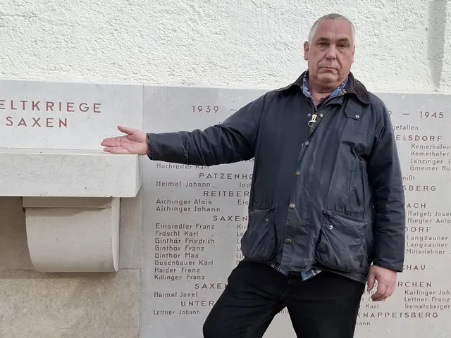 Karl Hohensinner beim Kriegerdenkmal in Saxen. | Foto: Zinterhof