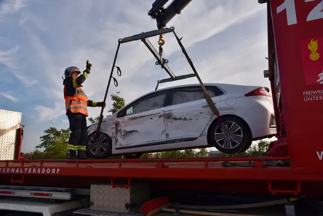 Einsatzkräfte im Einsatz: Der Pkw wird mit einem Kran geborgen. | Foto: Thomas Lenger, Monatsrevue