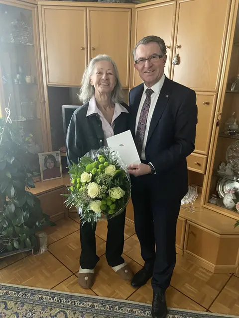 Ulrike Schicker durfte sich über Blumen von Franz Piribauer zum 80er freuen. | Foto: Stadt Wiener Neustadt/Weller