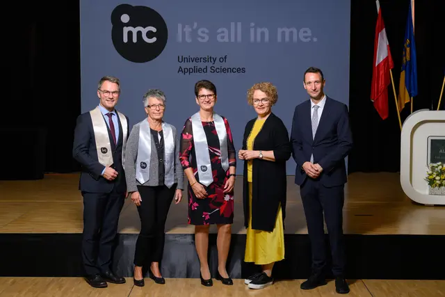 Manfred Pferzinger (Interimistischer Akademischer Leiter IMC Krems), Monika Podezin (Michelhausen), Ernestine Vogl (Kirchberg am Wagram), Landesrätin Christiane Teschl-Hofmeister, Udo Brändle, LL.M. (Com) (Geschäftsführer IMC Krems). | Foto: IMC Krems/Lukas Bezila
