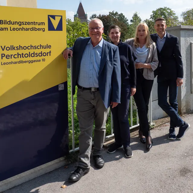 Vorstand und Rechnungsprüfer der VHS Perchtoldsdorf: Herwig Heider (Obmann), Iliyana Stoyanova (Kassierin), Petra Deli-Kolros (Schriftführerin), Josef Eckert (Rechnungsprüfer). Nicht am Bild Daniela Rambossek (Rechnungsprüferin) | Foto: Peter Kolros