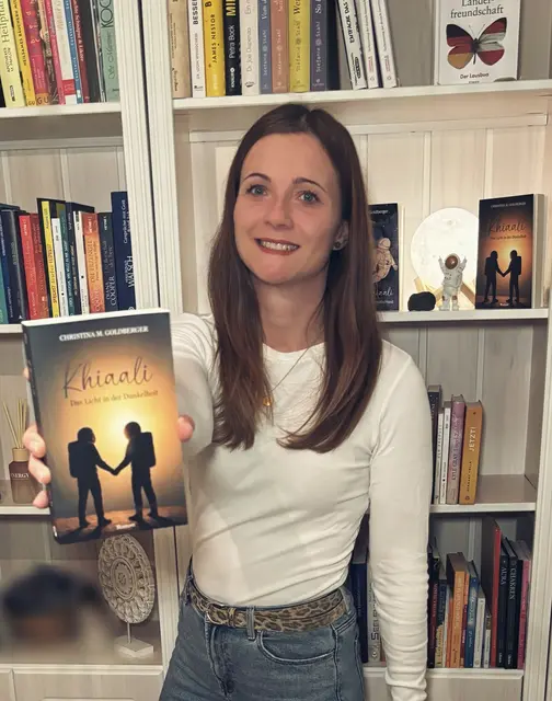 Christina Goldbergers "Khiaali – Das Licht in der Dunkelheit" erschien im September 2025. Es ist die von Fans der Khiaali-Reihe lang ersehnte Fortsetzung des ersten Bandes: Khiaali – Ich und die Unendlichkeit.  | Foto: Goldberger