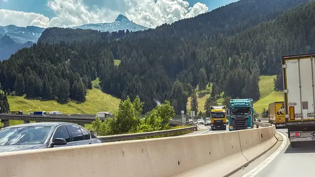 Lkw-Kolonnen auf der Brennerautobahn: Rund 2,5 Millionen Lastwagen rollen jährlich durchs Wipptal | Foto: dpa/Bernd Feil/MiS