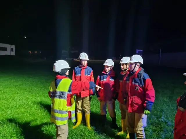 Um 5 Uhr früh folgte der nächste Alarm: Baum über Straße – zum Glück Fehlalarm. Trotzdem war es für die Jugendlichen eine wertvolle Erfahrung, mitten in der Nacht zu einem Einsatz auszurücken. | Foto: FF Kuchl