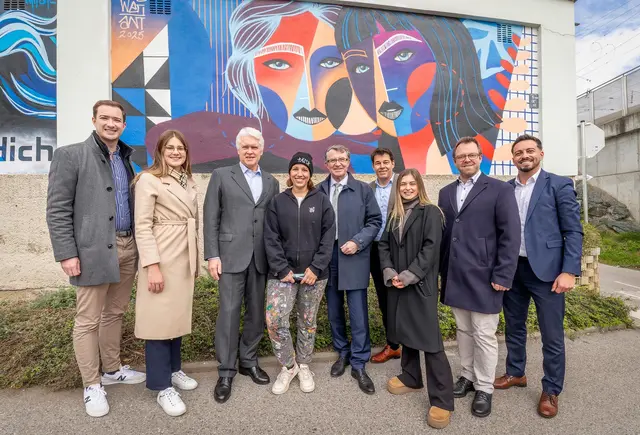 Cathrin Wostratovsky (MÄX), Bürgermeister Klaus Schneeberger und Lisa Salinger (MÄX) machten sich ein Bild beim Entstehen der neugestalteten Wand beim Zentralkino. | Foto: Stadt Wiener Neustadt/Weller