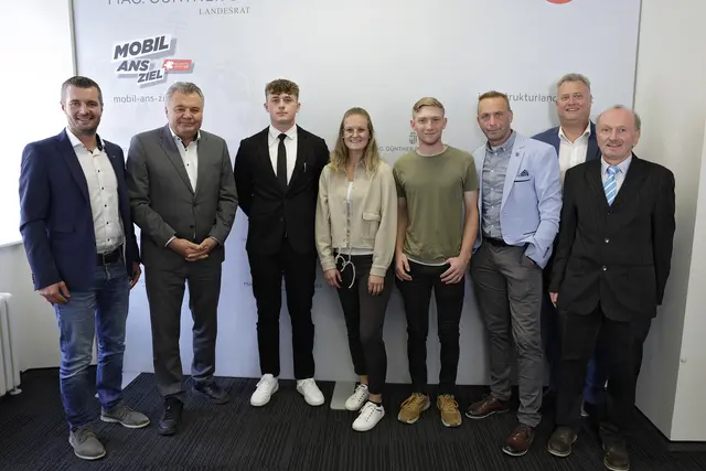 Von links: Florian Stadler (Straßenmeisterei Raab), Landesrat Günther Steinkellner, Fabian Fellner, Lisa Grillneder, Simon Infanger, Andreas Garstenauer (Straßenmeisterei Steyr), LAbg. Peter Handlos, Wolfgang Hölzl (Straßenmeisterei Unterweißenbach). | Foto: Land OÖ/Daniel Kauder