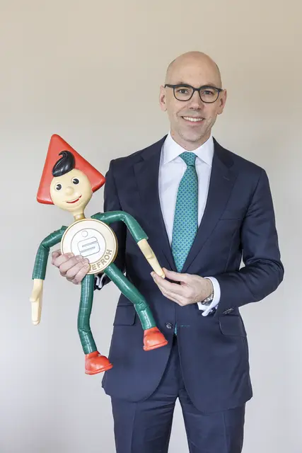 Der Landesdirektor der Salzburger Sparkasse, Claus Graggaber, mit dem „Sparefroh", der in Salzburg vor 70 Jahren seine Geburtsstunde hatte. | Foto: Wildbild/Rohrer