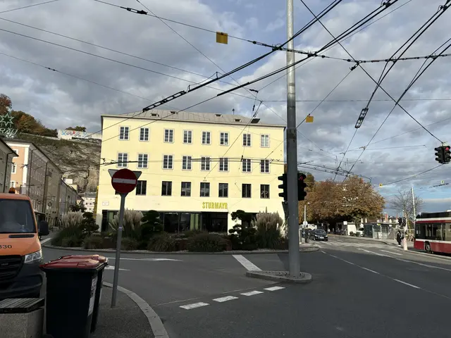 Der Umbau des AVA-Hofs in der Stadt Salzburg hat begonnen. Das Haus am Hanuschplatz soll zu einem Hotel umgewandelt werden, auch Geschäfte und Büros werden in das Gebäude integriert werden. | Foto: Lisa Gold