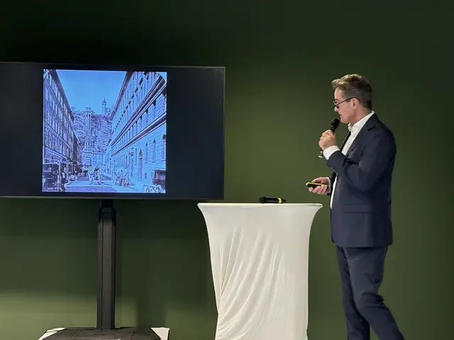 Architekt Joseph Schwaighofer mit einem Vortrag zur Historie des Gebäudes  | Foto: Lisa Gold 