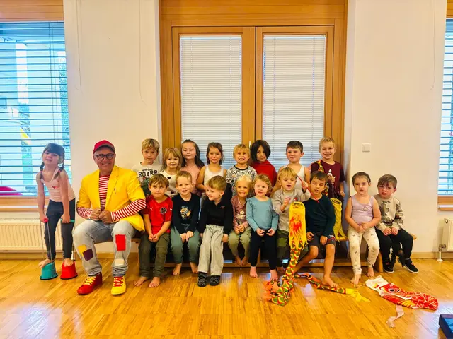 Die Kindergartenkinder verbrachten lustige Turnstunden mit Zirkusclown Rico. | Foto: Bimbulli GmbH