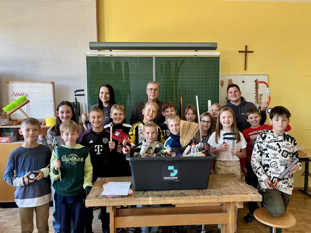 Die Kinder der 4a-Klasse mit Direktor Clemens Kurbel freuen sich über viel neues Material für den Werkunterricht. Gesponsert wurde es von der Firma Dreihans.  | Foto: Lötsch