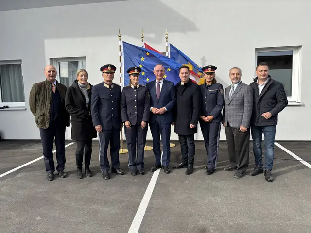 Die anwesenden Ehren- und Festgäste der Eröffnung der Dienststelle in Großweikersdorf. | Foto: Victoria Edlinger