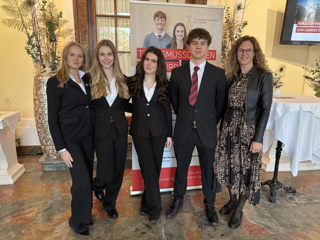 Das Career Day Organisations-Team 2025 im Kavalierhaus in Klessheim: Emma Brötzner, Lea Perfler, Marilena Karrer und Max Berghaus mit der Projektbetreuerin Eva Schlick (von links). | Foto: Emanuel Hasenauer