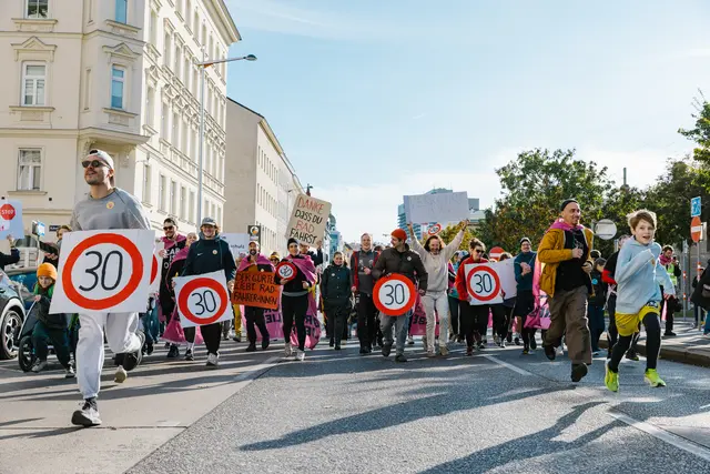 Mit Bannern und Verkleidungen ging es auf 550 Metern den Gürtel entlang.  | Foto: Oliver Topf