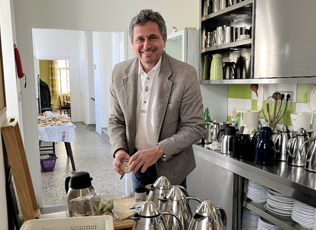 Auch Bürgermeister Andreas Nendwich (ÖVP) packte tatkräftig mit an. | Foto: Gemeinde Pernegg / Waldviertel