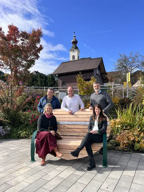 Ein Bankerl als Geschenk: Jürgen Stocker (Dorfgemeinschaftsobmann Weißenbach), Matthias Schwab (Bürgermeister), Klaus Wenzel (Landesblumenschmuck-Chef und Gärtnermeister), Manuela Danklmayer (Blumenschmuckverantwortliche Weißenbach) und Michaela Schnepfleitner (Blumenschmuckverantwortliche Marktgemeinde Haus) | Foto: Marktgemeinde Haus
