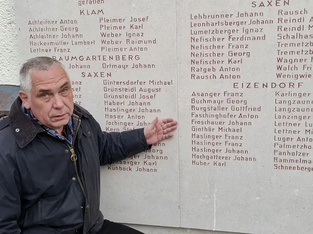 Karl Hohensinner beim Kriegerdenkmal in Saxen. | Foto: Zinterhof