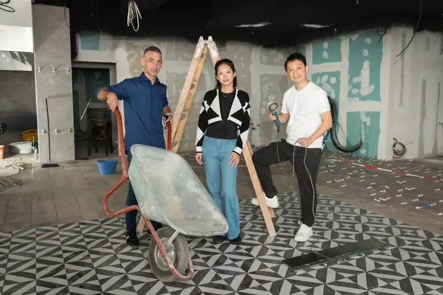 Die Franchisenehmer Attila Hüvelyes, Miao Zhu und Shalong Yu (v. l.) auf der Baustelle des neuen "Le Burger"-Standorts im Riverside. | Foto: Robin Consult/Fellner
