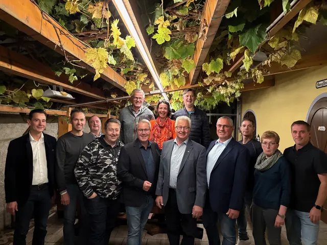 Christian Wandler (Vierte von Rechts) wurde einstimmig zum neuen Gemeindeparteiobmann gewählt. | Foto: Volkspartei Burgenland