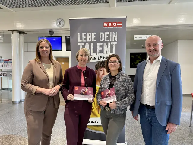 Leiterin Eva Steinkellner und Obfrau Eveline Grabmann von der Wirtschaftskammer Perg, Geschäftsführerin Michaela Wiesbauer von Glas Wiesbauer und HLW-Perg-Direktor Reinhard Furtlehner. | Foto: MeinBezirk Perg/Köck