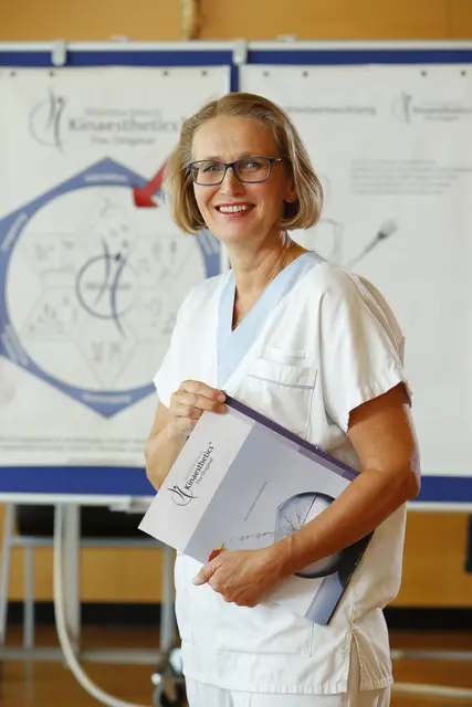 Claudia Hauzinger ist als Diplomierte Pflegefachkraft für Kinästhetik am Klinikum Schärding tätig. | Foto: OÖG