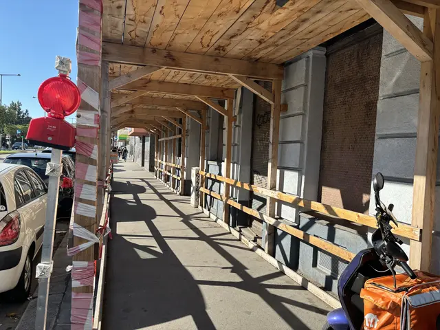 Am Landstraßer Gürtel muss ein Baugerüst immer noch vor herabfallenden Mauerstücken schützen.  | Foto: Luca Arztmann/MeinBezirk