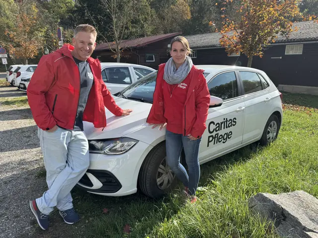 Ö3-Moderator Andi Knoll an der Seite von Daniela Hackl (Caritas) als mobiler Pfleger im Einsatz.  | Foto: Hitradio Ö3