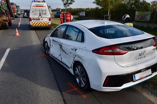 Der beschädigte Pkw nach der seitlichen Kollision mit dem Lkw. | Foto: Thomas Lenger, Monatsrevue