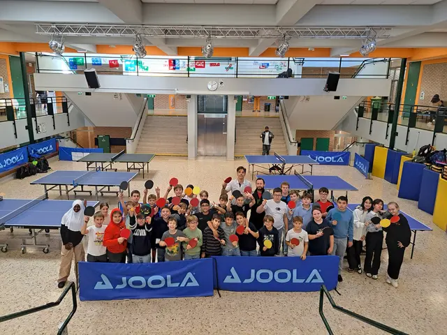 Schülerinnen und Schüler mit Trainer Gustav Jirka und Landessportreferent Michael Zottl. | Foto: (c) BG/BRG Pichelmayergasse