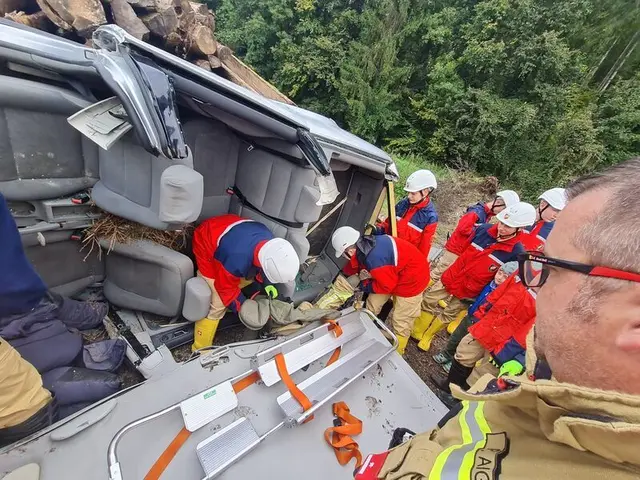 Die Jugendlichen wurden einsatzbereit gemacht, erhielten ein kurzes Briefing und rückten mit dem Rüstlöschfahrzeug aus.  | Foto: FF Kuchl