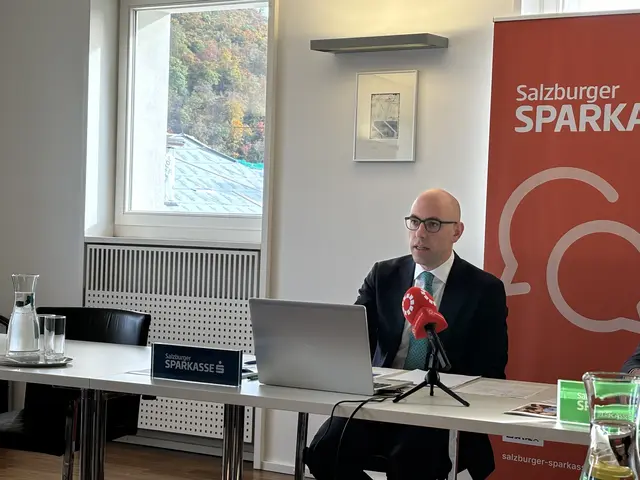 Der Landesdirektor der Salzburger Sparkasse, Claus Graggaber, präsentierte die Sparstudie 2025.  | Foto: Lisa Gold 