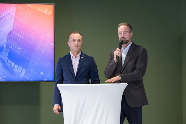 Bürgermeister Bernhard Auinger und LHStv. Stefan Schnöll bei der Projektvorstellung im AVA-Hof | Foto: Wildbild