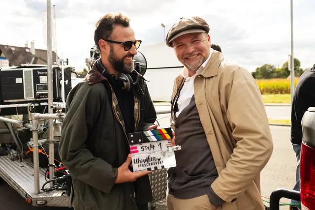 Bei den Dreharbeiten: Regisseur Daniel Prochaska (links) und Thomas Stipsits. | Foto: ORF/Mona-Film/Tivoli-Film/Victoria Herbig