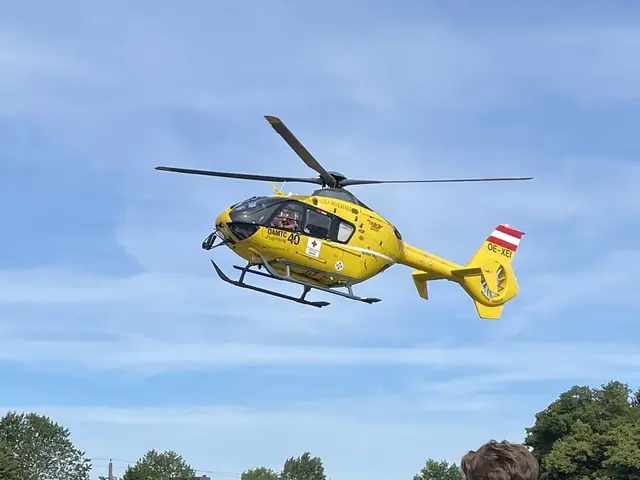 Nach einem Verkehrsunfall in Eugendorf ist der Rettungshubschrauber Christophorus 6 im Einsatz. | Foto: Carmen Kurcz