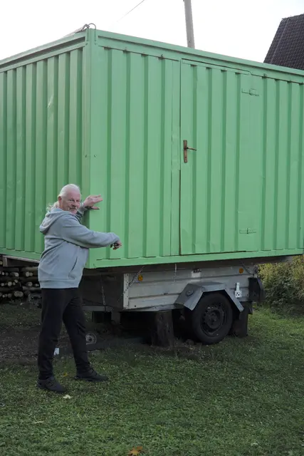 Anhänger oder Container? Rudolf Hasendorfer bei dem umstrittenen Objekt. | Foto: Santrucek