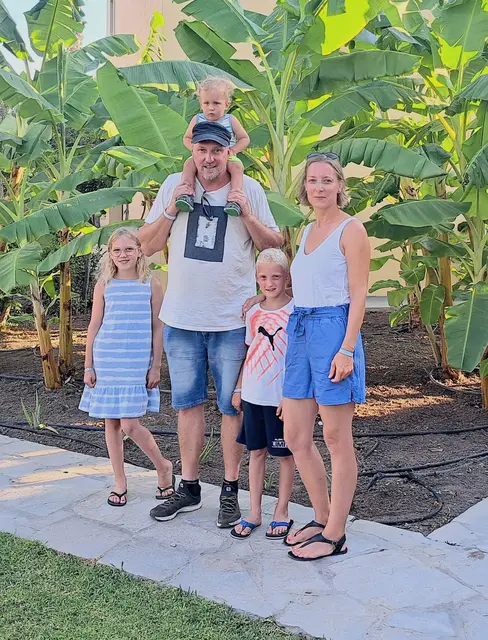 Ein Bild aus glücklichen Tagen: Claudia und Bernhard mit ihren drei Kindern Mia, Ben und Tom.  | Foto: Schörgenhuber