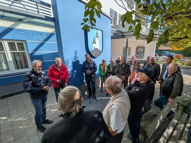 Kirchbergs Bürgermeister Helmut Berger und Organisator Ernst Schwaiger begrüßten die Gruppe der „Alt-Bürgermeister“ aus dem Bezirk Kitzbühel vor dem Gemeindeamt Kirchberg