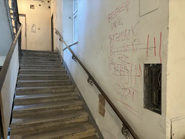 Im Stiegenhaus wird mittlerweile wieder geputzt, die Stiege ist nicht mehr von Taubendreck überzogen.  | Foto: Luca Arztmann/MeinBezirk