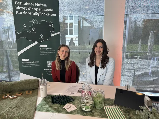 Mit dabei am Career Day 2025: Julia Pichler und Alina Ertl von Schiehser Hotels.  | Foto: Emanuel Hasenauer