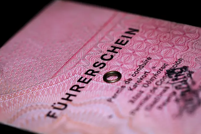 Der digitale EU-Führerschein soll über das Smartphone abrufbar sein und besonders jüngeren Fahrerinnen und Fahrern den Alltag erleichtern. | Foto: Panthermedia/mot (Symbolbild)