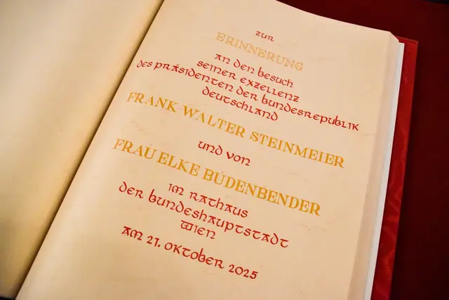 Bürgermeister Michael Ludwig (SPÖ) sprach bei der Eintragung ins Goldene Buch von einem "Moment der doppelten Ehre". | Foto: Andreas Pölzl/MeinBezirk Wien