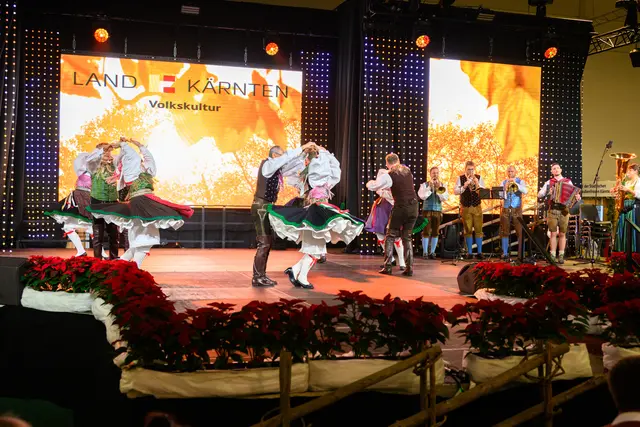 Die Volkstanzgruppe Edelweiss Klagenfurt bei der Brauchtumsmesse 2024.  | Foto: Thomas Hude