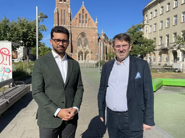 Ahmet Bozkurt und Peter K. Estfeller (r.) wollten gemeinsam die Bevölkerung "erleichtern" und wünschten ein Klo am Kardinal-Rauscher-Platz. | Foto: Patricia Hillinger
