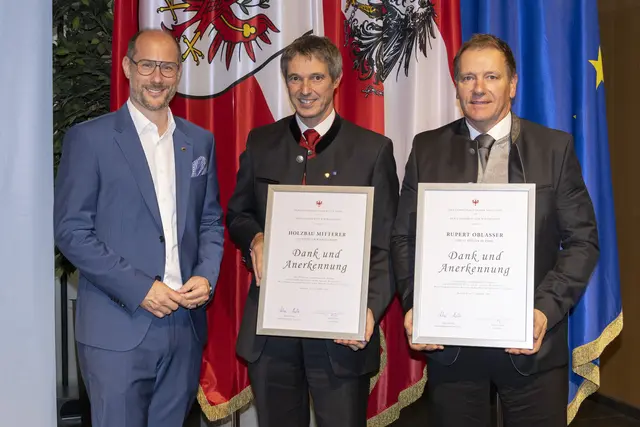 Wirtschaftslandesrat Mario Gerber mit den Vertretern der geehrten Betriebe aus dem Bezirk Kitzbühel. | Foto: Land Tirol/Die Fotografen